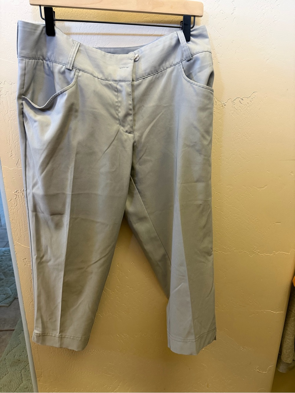 Adidas Golf Women’s ClimaLite Capri Pants Size 10 Gray Cropped Golf Pants